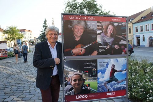 Začínáme! | Před budovou školy vyrostla nová výstava