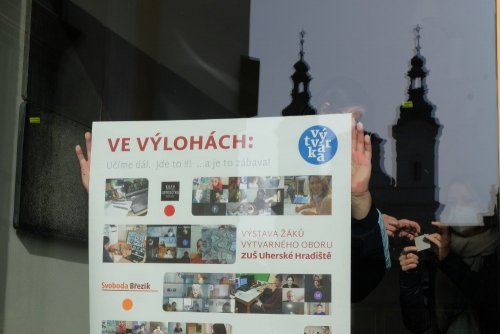 Fotogalerie | z instalace výstavy v městských výlohách